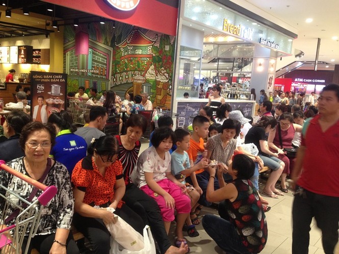 Lễ 30/4, người Sài Gòn xếp hàng vào trung tâm thương mại ăn chơi - ảnh 12