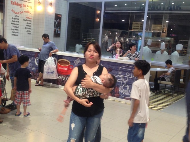 Lễ 30/4, người Sài Gòn xếp hàng vào trung tâm thương mại ăn chơi - ảnh 5