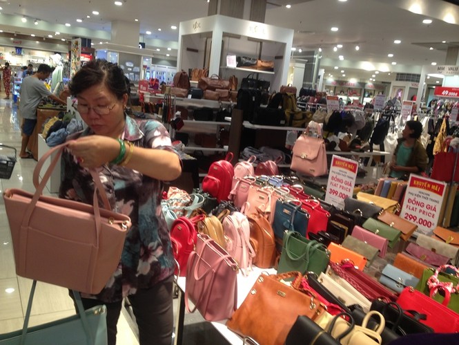 Lễ 30/4, người Sài Gòn xếp hàng vào trung tâm thương mại ăn chơi - ảnh 14