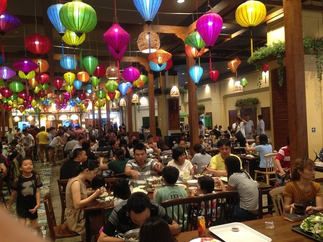 Lễ 30/4, người Sài Gòn xếp hàng vào trung tâm thương mại ăn chơi - ảnh 15