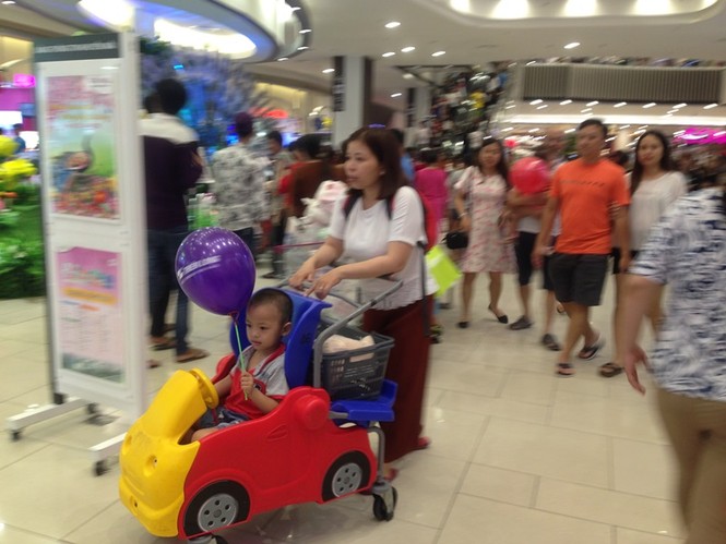 Lễ 30/4, người Sài Gòn xếp hàng vào trung tâm thương mại ăn chơi - ảnh 8