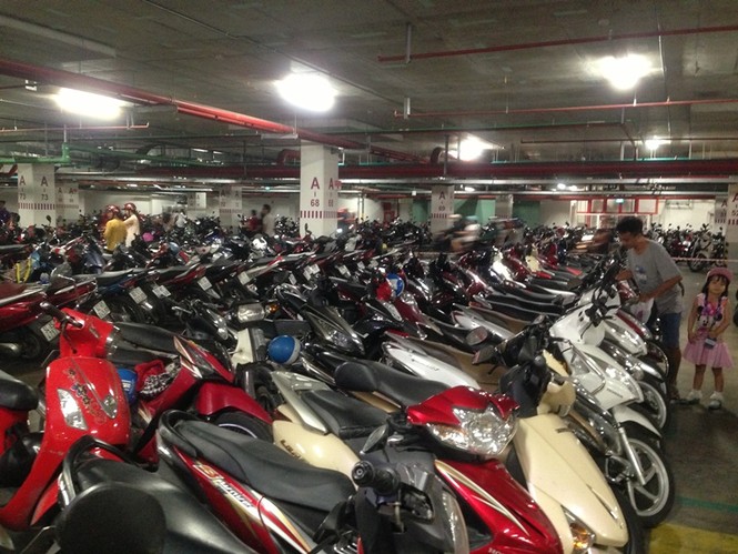 Lễ 30/4, người Sài Gòn xếp hàng vào trung tâm thương mại ăn chơi - ảnh 3