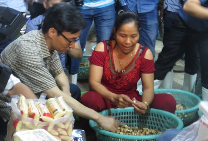 Phó Thủ tướng thị sát chợ đầu mối lớn nhất TPHCM lúc rạng sáng - ảnh 2