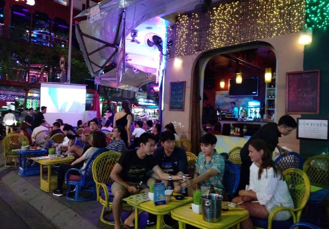 Phố tây Bùi Viện rộn ràng khai màn World Cup - ảnh 2
