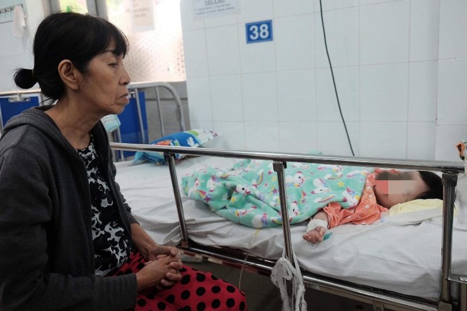 Trao 100 triệu đồng cho bé trai bị mẹ ruột đâm vào bụng - ảnh 1