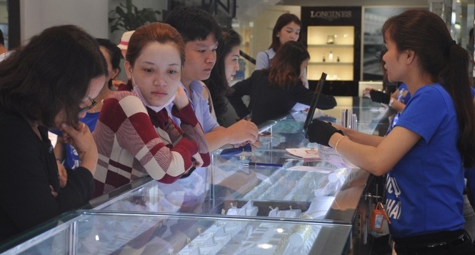 USD mua bán thoải mái ở 'phố vàng' Sài Gòn - ảnh 2