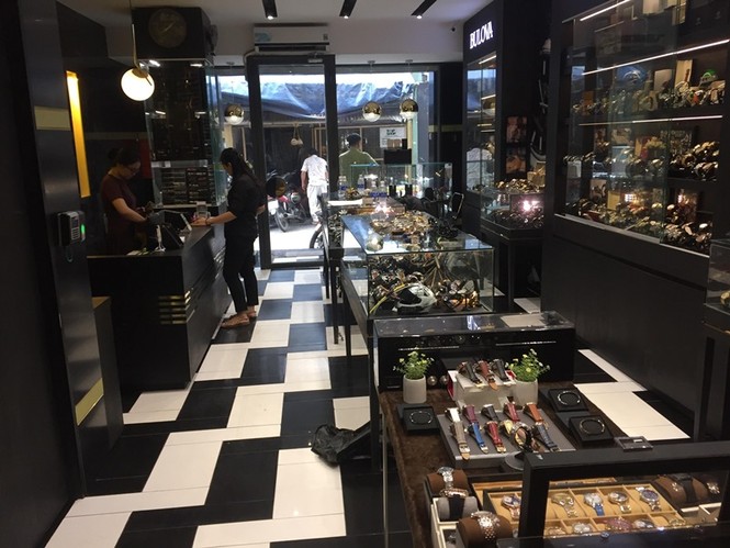 Hàng trăm đồng hồ nhái hiệu nổi tiếng Rolex được bày bán ở Sài Gòn - ảnh 2