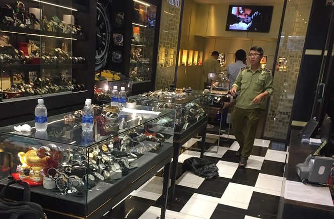 Hàng trăm đồng hồ nhái hiệu nổi tiếng Rolex được bày bán ở Sài Gòn - ảnh 1