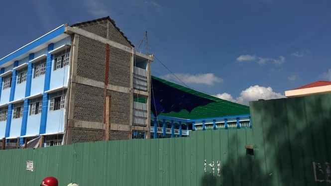 Sập giàn giáo khi đang tổ chức lễ 20/11, nhiều học sinh bị thương - ảnh 2