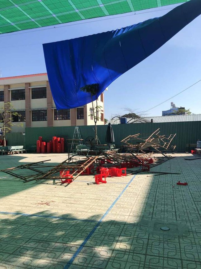 Sập giàn giáo khi đang tổ chức lễ 20/11, nhiều học sinh bị thương - ảnh 3