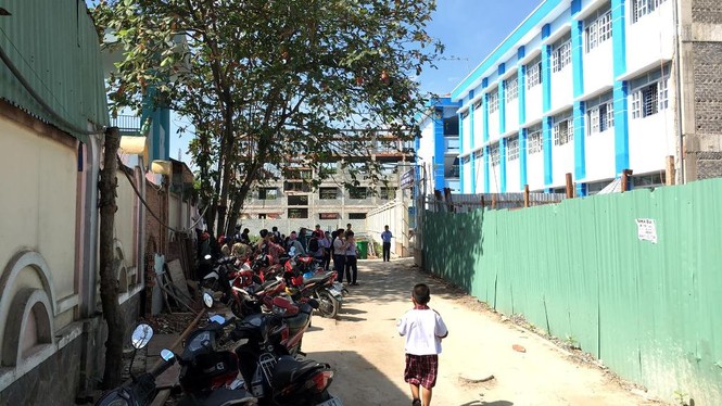 Sập giàn giáo khi đang tổ chức lễ 20/11, nhiều học sinh bị thương - ảnh 5