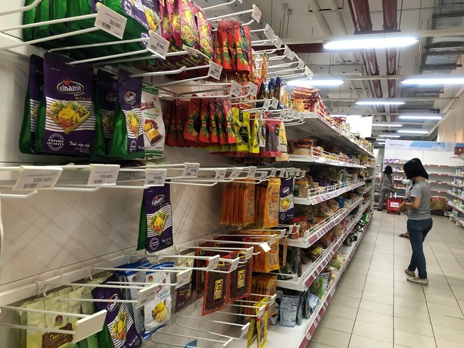 Người dân TPHCM đổ xô gom hàng siêu thị Auchan 'tháo khoán' - ảnh 7