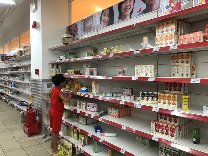 Người dân TPHCM đổ xô gom hàng siêu thị Auchan 'tháo khoán' - ảnh 6