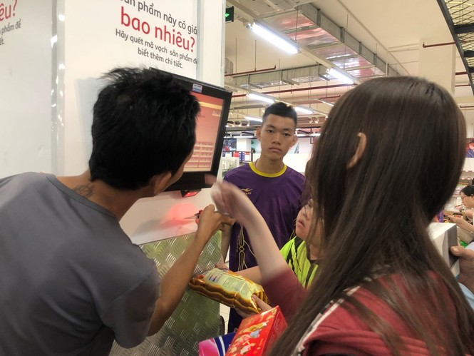 Người dân TPHCM đổ xô gom hàng siêu thị Auchan 'tháo khoán' - ảnh 5