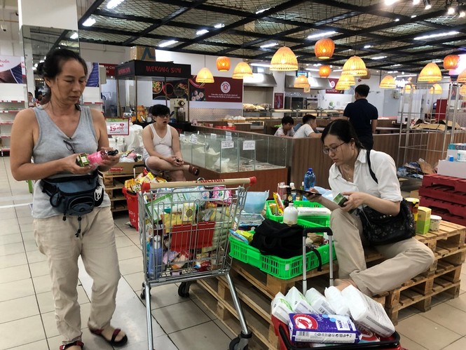 Người dân TPHCM đổ xô gom hàng siêu thị Auchan 'tháo khoán' - ảnh 2