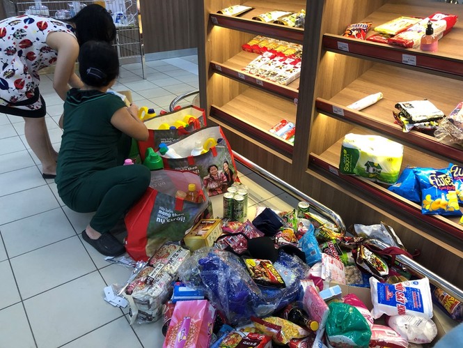 Người dân TPHCM đổ xô gom hàng siêu thị Auchan 'tháo khoán' - ảnh 3