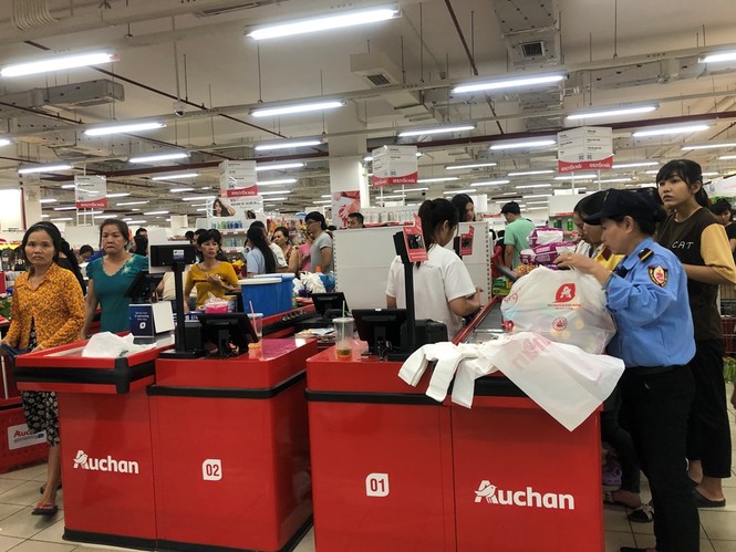 Người dân TPHCM đổ xô gom hàng siêu thị Auchan 'tháo khoán' - ảnh 9