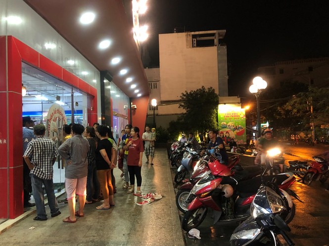 Người dân TPHCM đổ xô gom hàng siêu thị Auchan 'tháo khoán' - ảnh 1