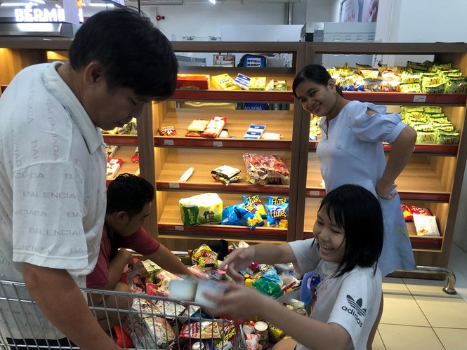 Người dân TPHCM đổ xô gom hàng siêu thị Auchan 'tháo khoán' - ảnh 8