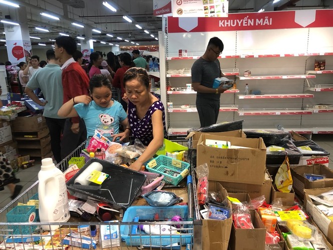 Người dân TPHCM đổ xô gom hàng siêu thị Auchan 'tháo khoán' - ảnh 4