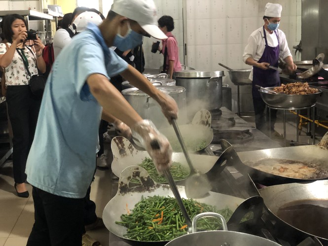 Giám sát cơ sở cung cấp suất ăn công nhân TPHCM, phát hiện tình trạng 'bớt, xén' - ảnh 2