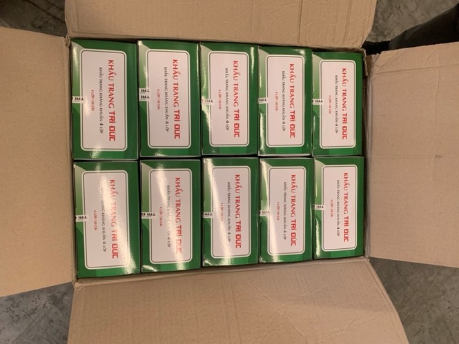Dân không mua được khẩu trang, kẻ bán gom hàng xuất nước ngoài - ảnh 2