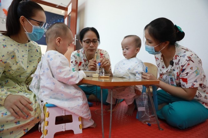 After 2 months of dissection, Truc Nhi - Dieu Nhi was playing with toys after 2 months of separation - photo 9