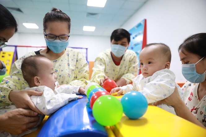 After 2 months of dissection, Truc Nhi - Dieu Nhi played with toys after 2 months of separation - photo 6