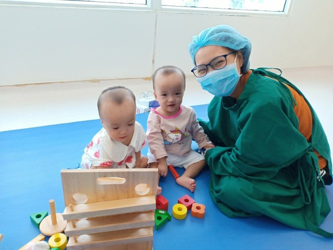 After 2 months of dissection, Truc Nhi - Dieu Nhi played with toys after 2 months of separation - photo 1