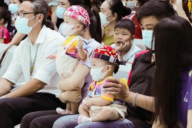 Trúc Nhi - Diệu Nhi nhún nhảy theo trống lân đón trung thu đầu tiên - ảnh 1