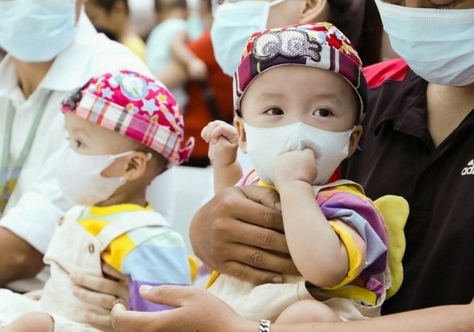 Trúc Nhi - Diệu Nhi nhún nhảy theo trống lân đón trung thu đầu tiên - ảnh 3