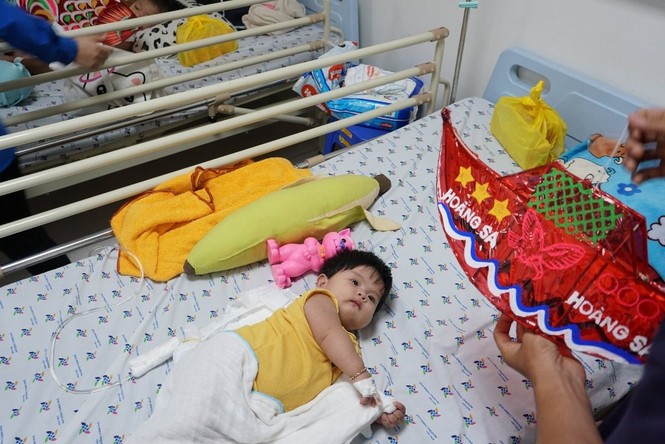 Trúc Nhi - Diệu Nhi nhún nhảy theo trống lân đón trung thu đầu tiên - ảnh 12