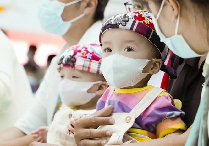 Trúc Nhi - Diệu Nhi nhún nhảy theo trống lân đón trung thu đầu tiên - ảnh 10