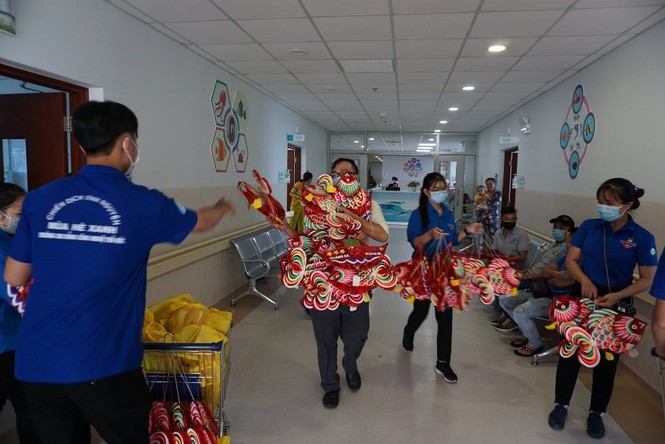 Trúc Nhi - Diệu Nhi nhún nhảy theo trống lân đón trung thu đầu tiên - ảnh 11