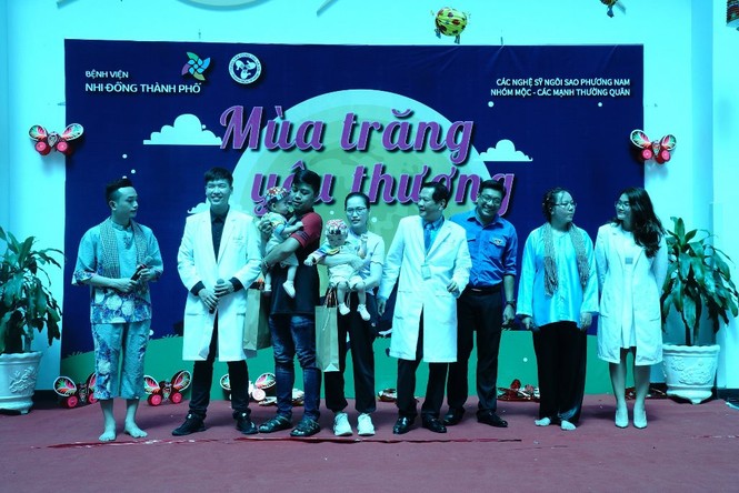 Trúc Nhi - Diệu Nhi nhún nhảy theo trống lân đón trung thu đầu tiên - ảnh 2