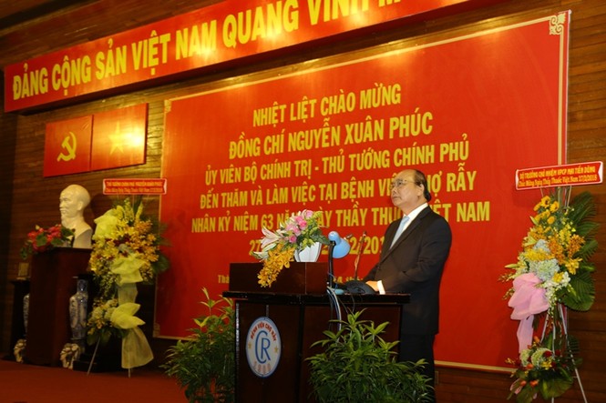 Thủ tướng mong muốn cán bộ y tế xem người bệnh như ruột thịt - ảnh 1