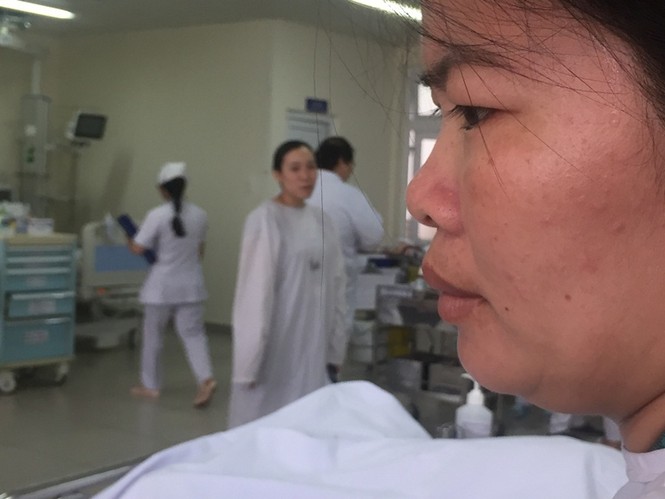 Xót xa cảnh mẹ bán sen nuôi con nằm viện: 'Con ơi, mẹ cạn tiền rồi!' - ảnh 4
