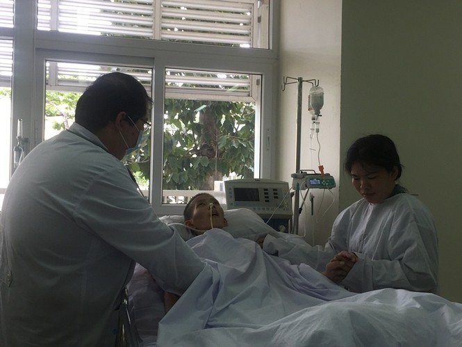 Xót xa cảnh mẹ bán sen nuôi con nằm viện: 'Con ơi, mẹ cạn tiền rồi!' - ảnh 3
