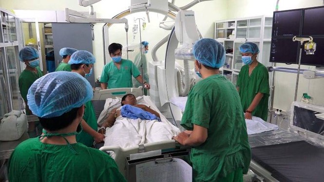 Trực thăng bay đêm ra Trường Sa cứu bệnh nhân nhồi máu cơ tim - ảnh 2