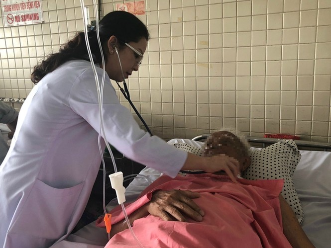 Cứu cụ ông nguy kịch vì hóc hạt mít - ảnh 1