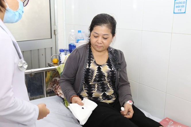 Gắp thành công hạt sapoche nằm trong phế quản người phụ nữ suốt 4 năm - ảnh 3