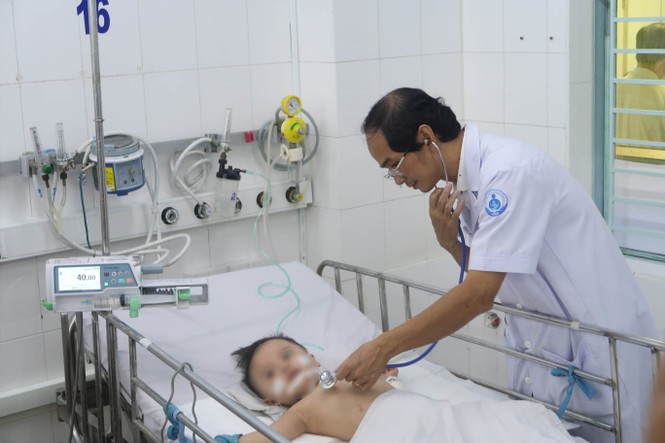 Cứu sống 2 bé trai nguy kịch vì mắc tay chân miệng độ 4 - ảnh 2
