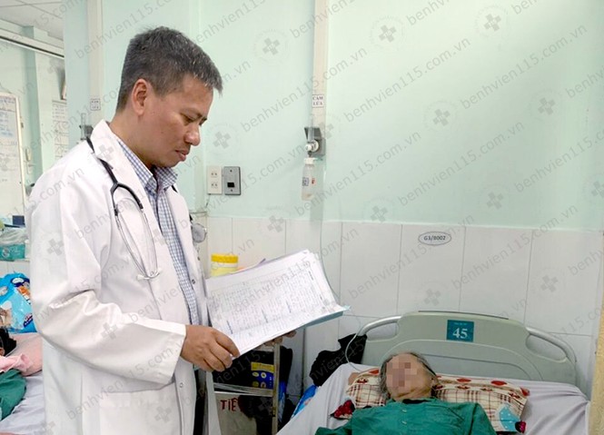 Cụ bà nguy kịch vì người nhà tự ý tiêm thuốc gấp 50 lần bác sĩ kê đơn - ảnh 1