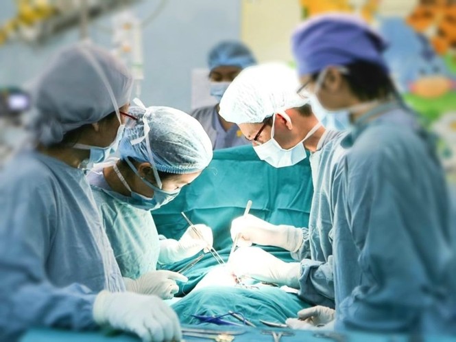 Nhảy từ ghế xuống đất, bé gái bị tre cảnh đâm xuyên hậu môn - ảnh 2