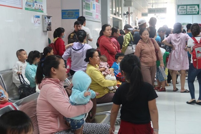 Bác sĩ nhi “điểm mặt” những bệnh thường gặp ở trẻ nhỏ lúc giao mùa - ảnh 1