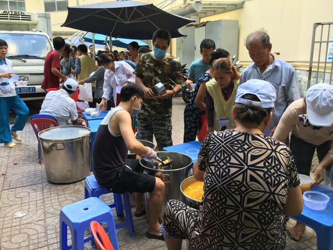 Bếp ăn “bao no” cho bệnh nhân nghèo - ảnh 4