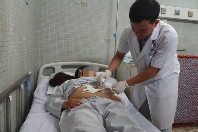 Lấy thành công khối đa nang lách dài nửa mét trong bụng người phụ nữ - ảnh 1