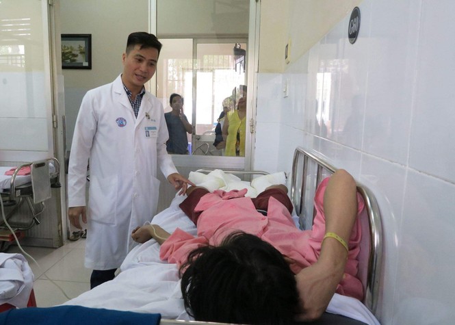 Hút thuốc lá trong lúc đang chiết xăng, 4 người nguy kịch - ảnh 1
