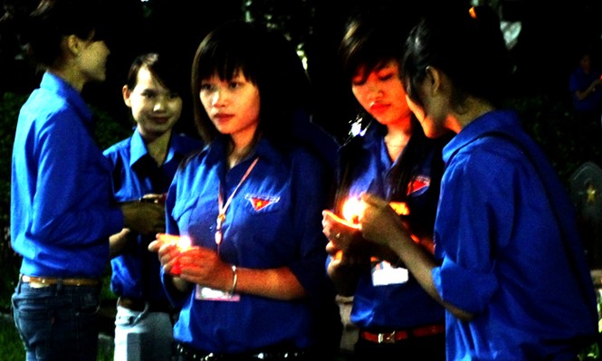 Thắp nến tri ân tại nghĩa trang liệt sỹ Điện Biên - ảnh 7
