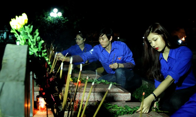 Thắp nến tri ân tại nghĩa trang liệt sỹ Điện Biên - ảnh 8